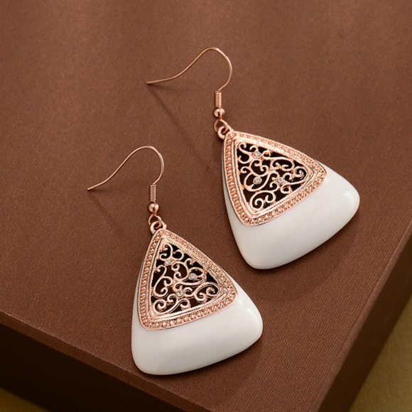 Rose Gold Triangular Jewelry Set - Picture 3 of 5